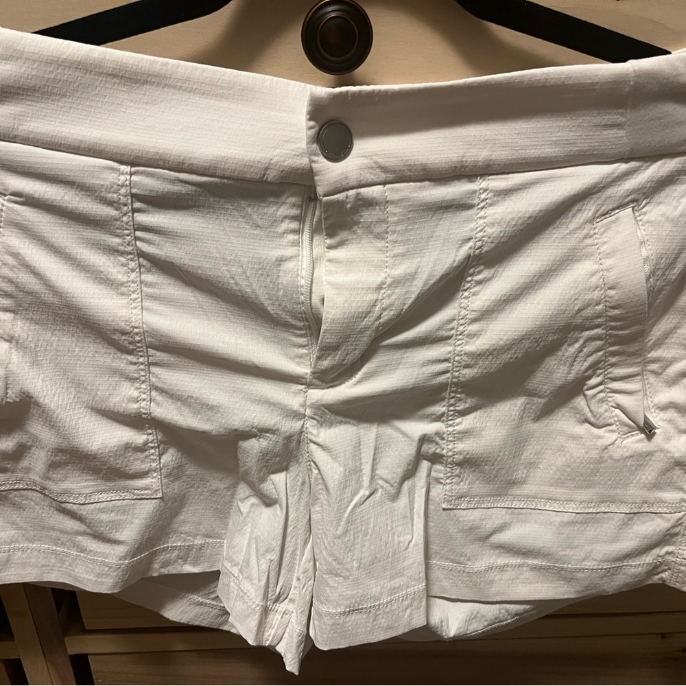 Athleta Trekkie North Short white, Size 6